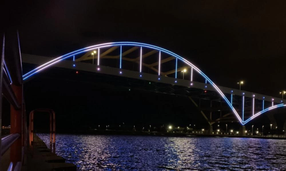 Αντετοκούνμπο: Στα χρώματα της Ελλάδας γέφυρα στο Μιλγουόκι μετά την υπογραφή του τρελού συμβολαίου του